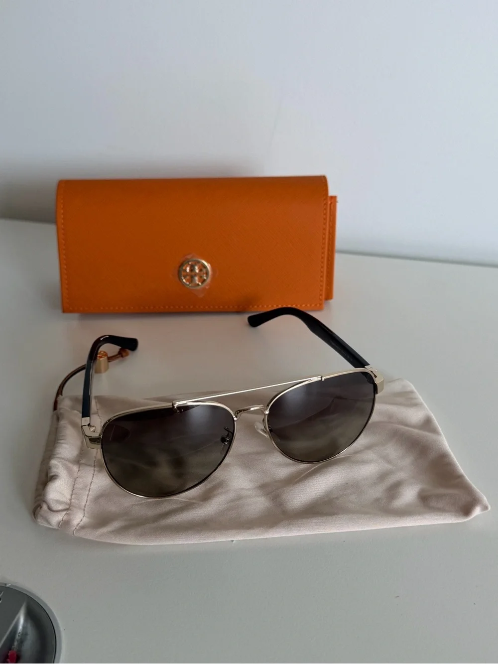 Tory Burch Sunglasses Case with silver Frame Aviator Sunglasses